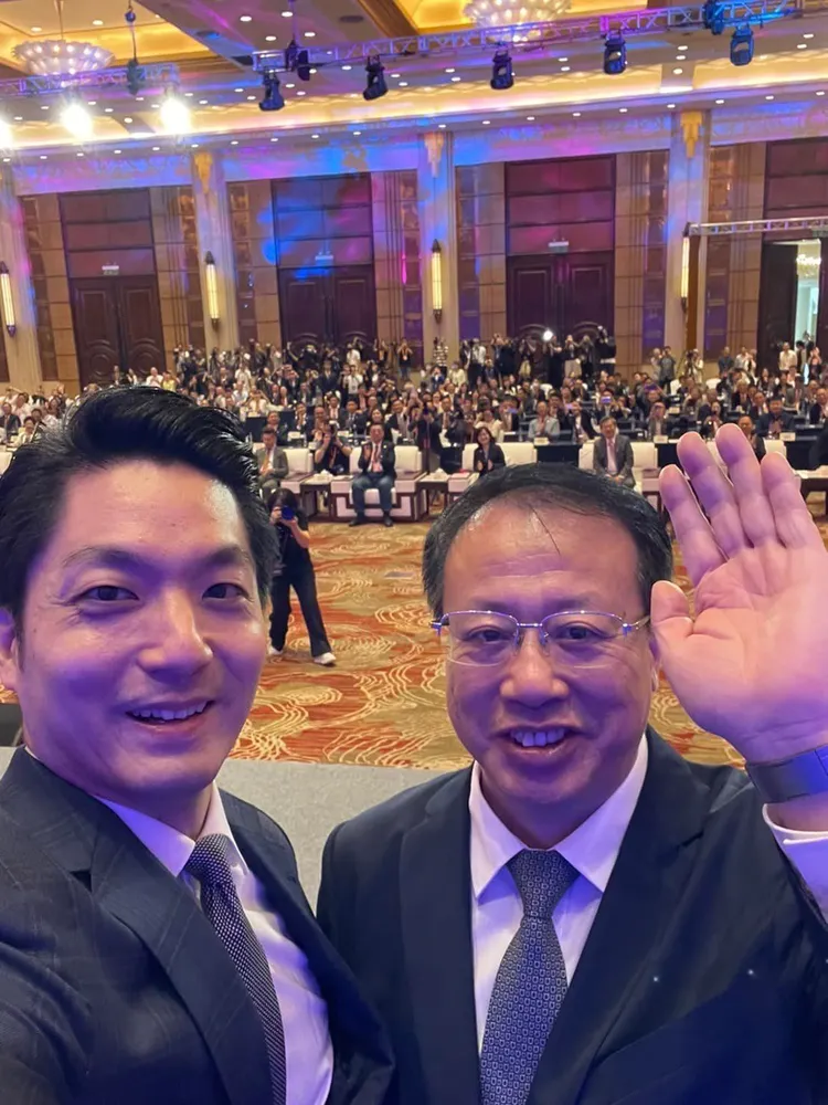台北市長蔣萬安在雙城主論壇尾聲，主動找上海市長龔正自拍。翻攝蔣萬安臉書