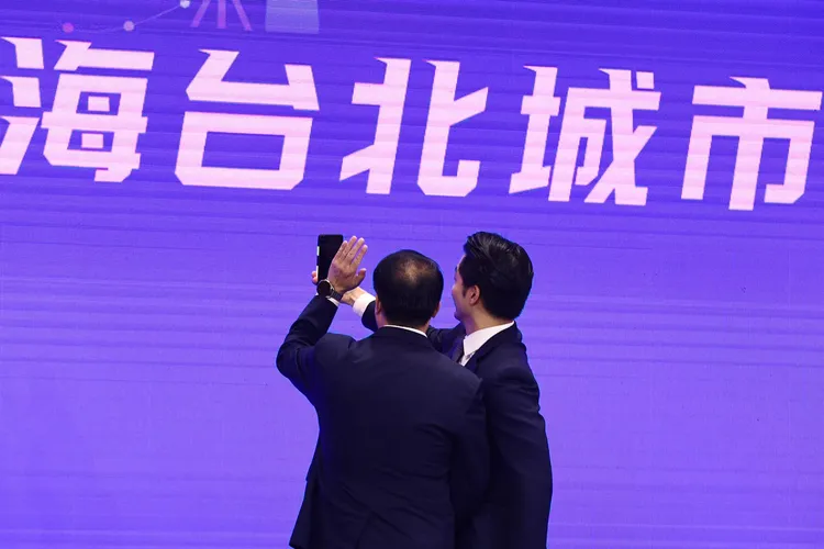 台北市長蔣萬安在雙城主論壇尾聲，主動找上海市長龔正背對觀眾自拍。翻攝蔣萬安臉書翻攝蔣萬安臉書