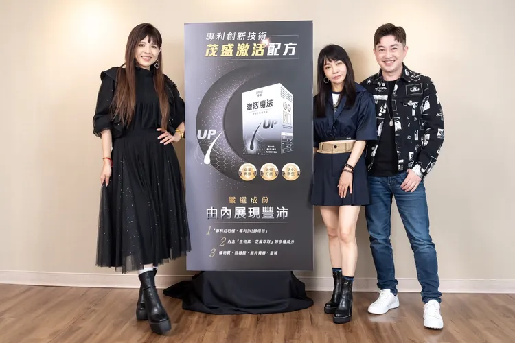 柴智屏（右二）考上頭皮師執照，左為林葉亭、李明川。群星瑞智提供