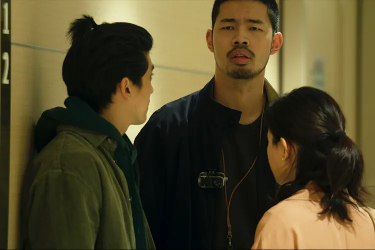 陳大天（中）劇中在醫院驚見嫌疑犯身影。風起娛樂提供