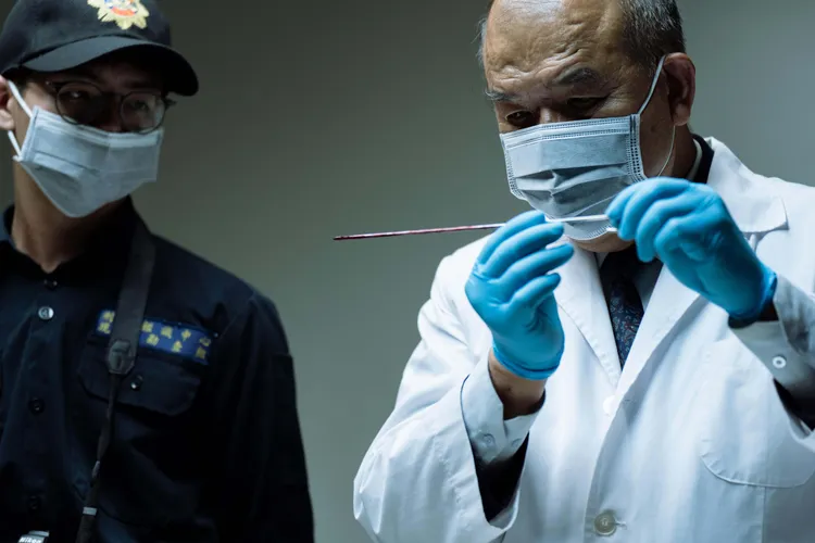 台灣刑事鑑識學家「阿善師」謝松善（右）《地獄里長》客串法醫一角。風起娛樂提供