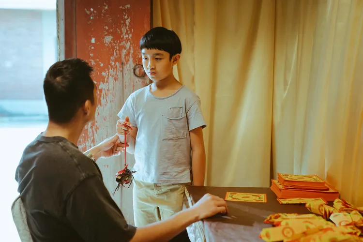 阮柏皓做「紅蟳米糕」料理時，被活蹦亂跳的螃蟹嚇到。八大提供