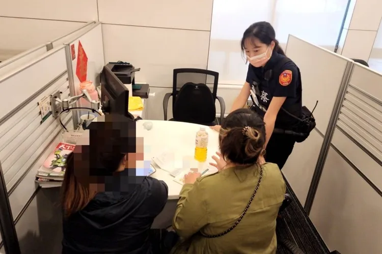 警方向受害民眾說明受詐騙情況。民眾提供