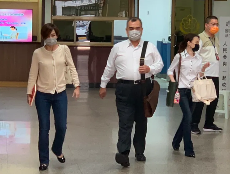 林益世與妻子彭愛佳(左)今到高等法院出庭。丁牧群攝