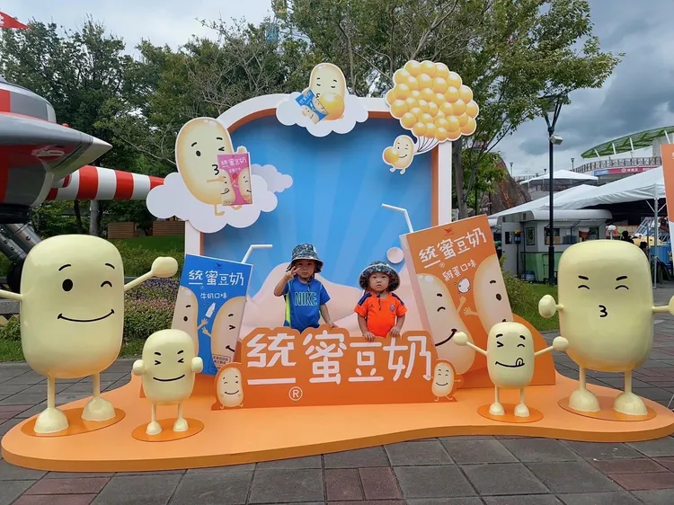 可愛孩童與蜜豆人合照。統一蜜豆奶提供