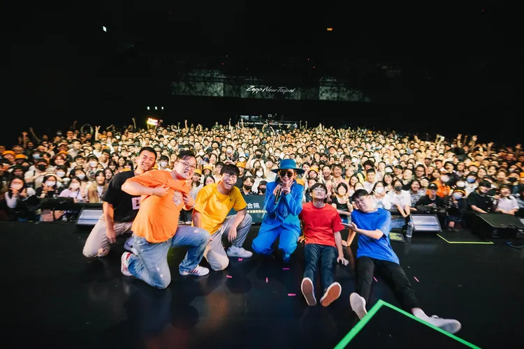 壞特與樂手及歌迷大合照。夢芝林提供