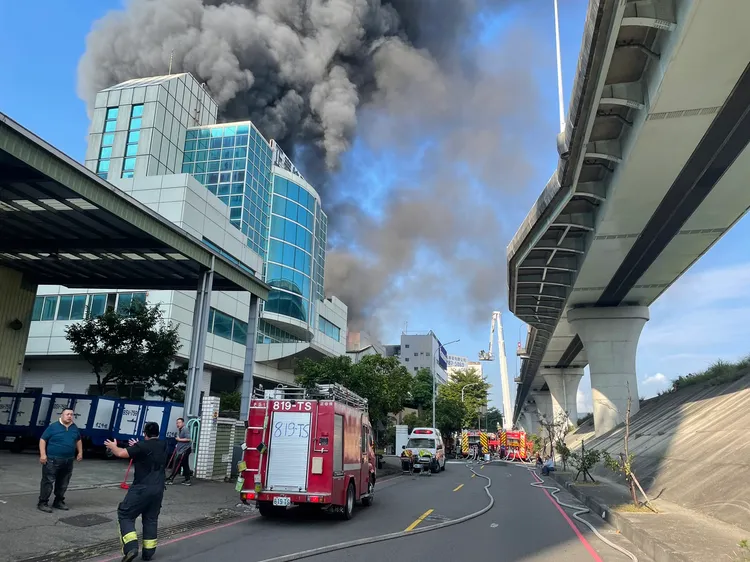 新北市消防局出動人車前往搶救。翻攝畫面