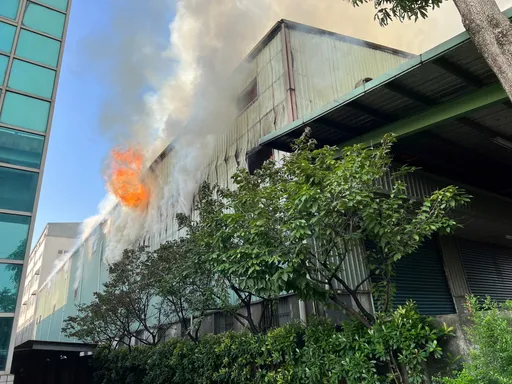 五股傢俱工廠火警 濃煙竄天阻國1行車視線