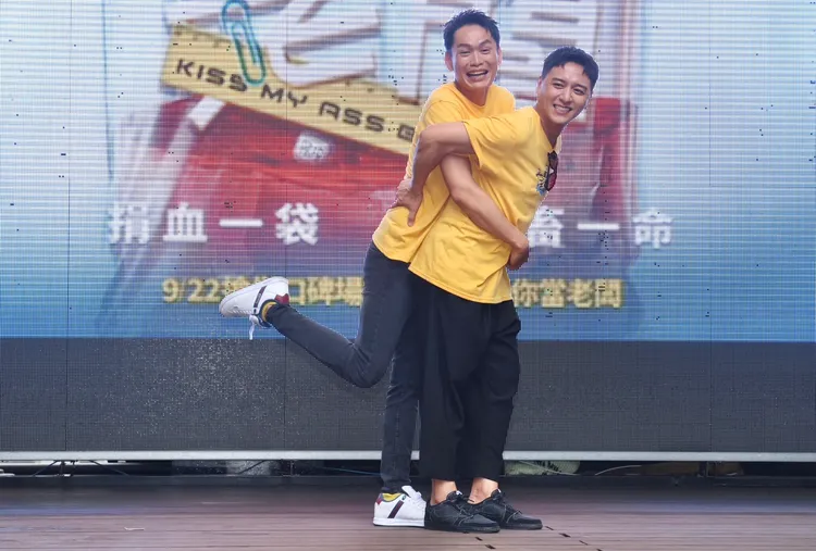 鄭人碩（右）和黃鐙輝玩男男梗。林林攝