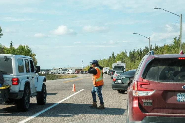 志工在黃刀鎮引導撤離車輛。路透社