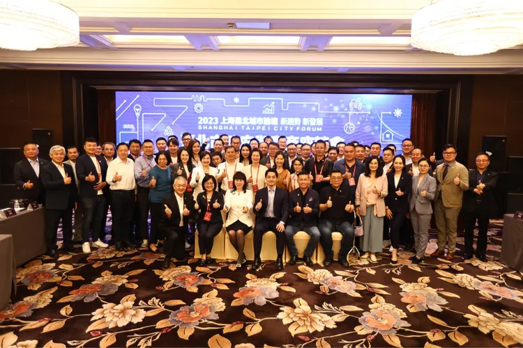 蔣萬安率領的參訪團，與出席座談的上海台商代表大合照。北市府提供