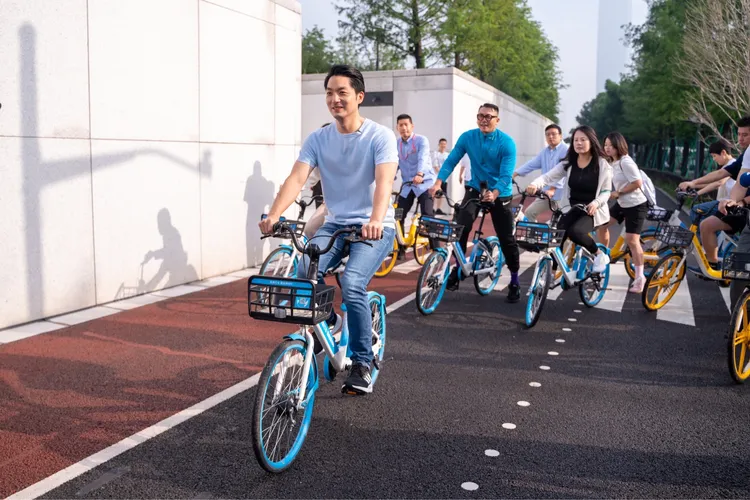 蔣萬安一早與台青騎單車。北市府提供