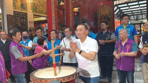 拼選票!侯友宜赴基隆奠濟宮參拜  逛廟口高喊:讓陸客來「賺到笑呵呵」