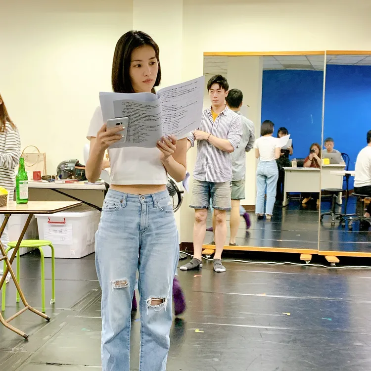 徐千晴背劇本。(全民大劇團提供)
