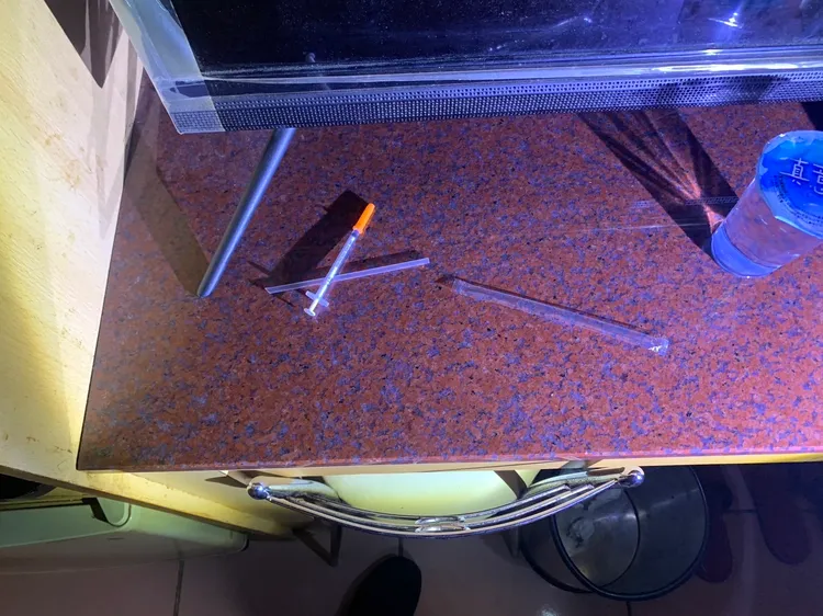 警方查獲吸食器。翻攝畫面