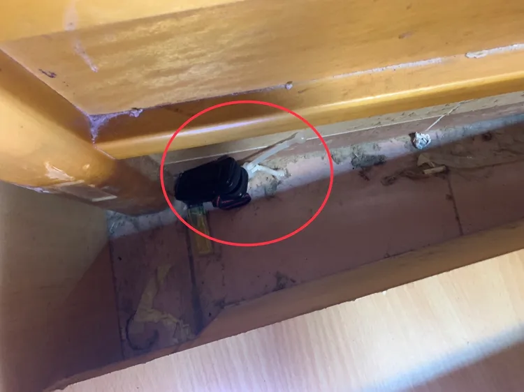 警方在床頭櫃下找到毒品。翻攝畫面