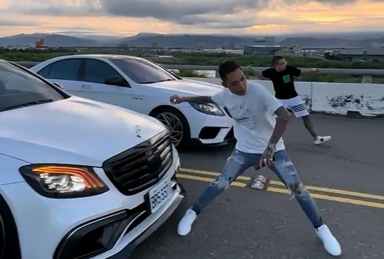 2名駕駛做出賽車「起跑」動作。翻攝抖音