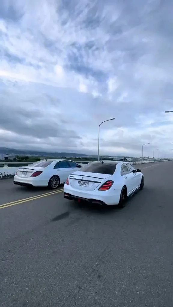 其中1輛逆向行駛。翻攝抖音