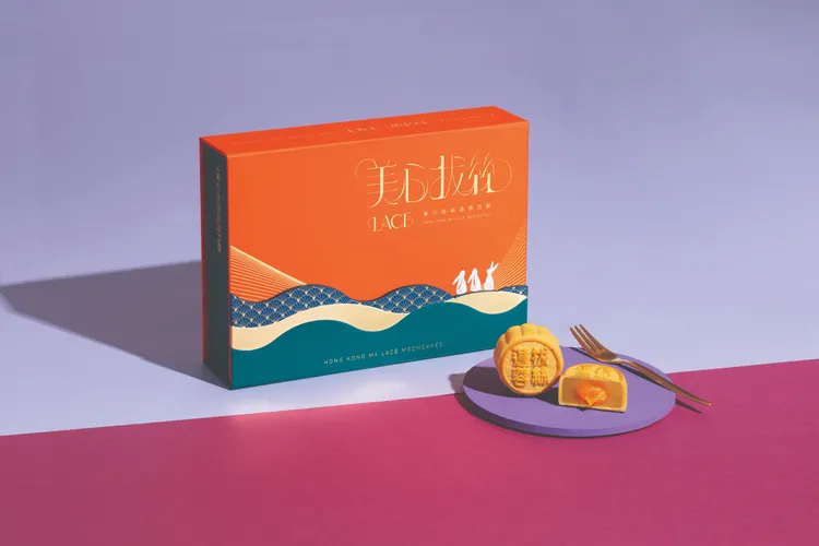 拔絲蓮蓉月餅此次特別設計窩心小工具，讓民眾不沾手也能輕易拔出絲滑內餡，與親朋好友一同分食。美心月餅提供