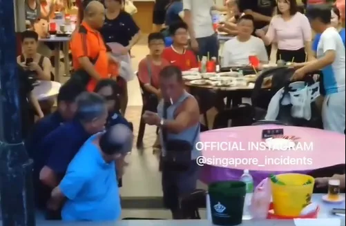 現場眾人圍觀。翻攝臉書/Singapore Incidents