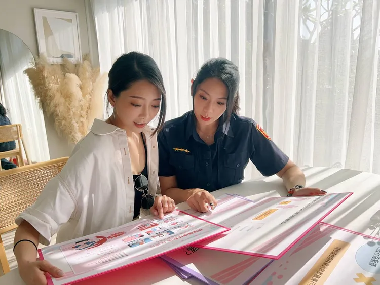 警花張品莉向林欣霈說明跟騷法。桃園警分局提供