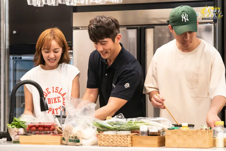 修杰楷（中）鳩佔鵲巢《光開門》廚房。TVBS提供