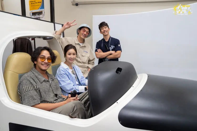 林心如與李李仁、修杰楷、楊銘威，前往訓練中心練習開飛機。TVBS提供