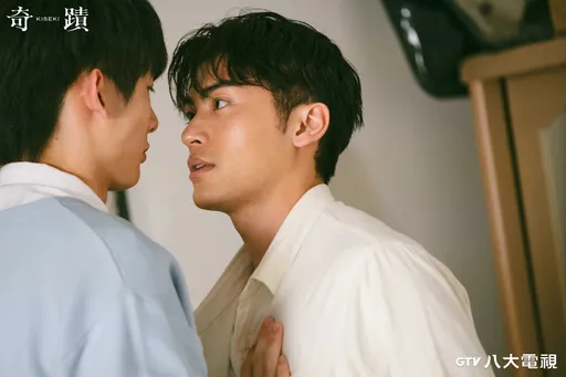 鮮肉男星大胸肌抱起來像「厚切牛排」 入戲太深勾兒時陰影