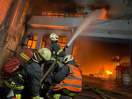 新北舞台工廠深夜大火！全面燃燒1500平方公尺...217警消前往灌救