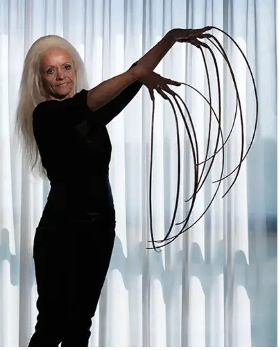 李曾經是金氏世界紀錄指甲最長保持女性。