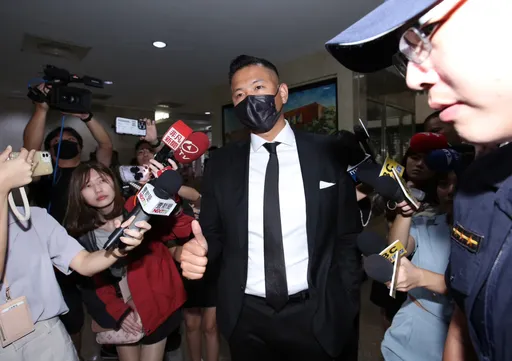 陳建州出庭雨中比讚　大牙沉默一天發「雨後積水照」訴心境