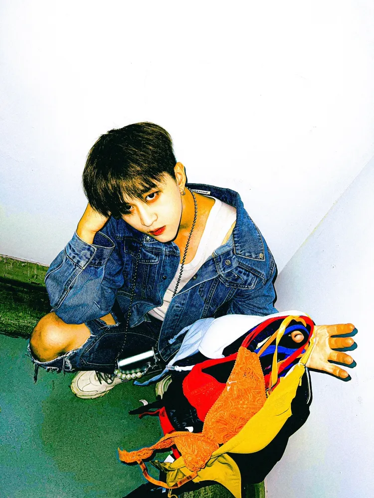 吳昱廷與貼身衣服擺拍。滾石唱片提供