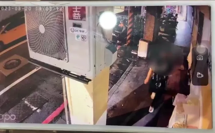 團男從租屋處離開。翻攝畫面