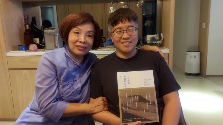 作詞者黃婷(右)是知名作曲人，與五月天、陳綺貞、梁靜茹、周華健等許多歌手合作。翻攝畫面