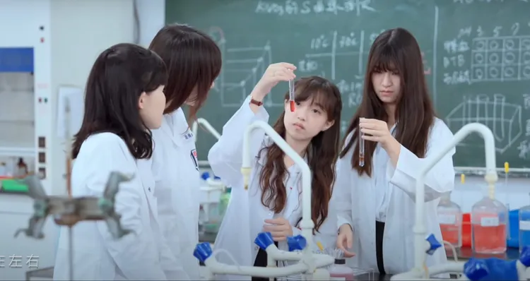 高雄女中明年將創校100周年，今日開學當天發表百年校慶主題曲影片〈一輩子的朋友〉。翻攝畫面