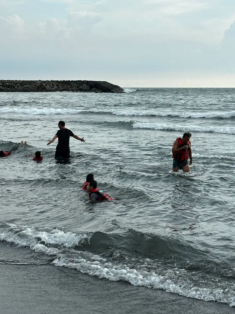 高雄旗津海水浴場昨午出現不明油污，部分戲水遊客手腳沾黏油污沙子。陳麗娜議員提供