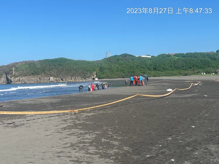 旗津沙灘油污範圍約100米，已圍起警戒線，禁止遊客進入。翻攝畫面