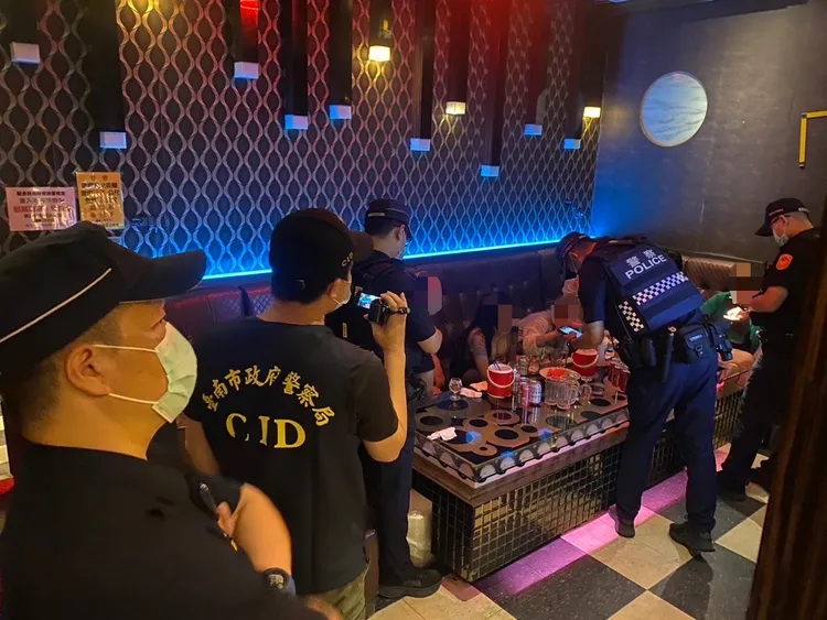 員警舉看版進入包廂，宣導酒後不開車。警方提供