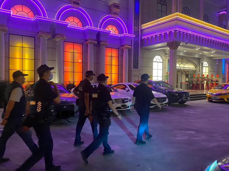 台南警方大陣仗前往舞廳臨檢、宣導。警方提供