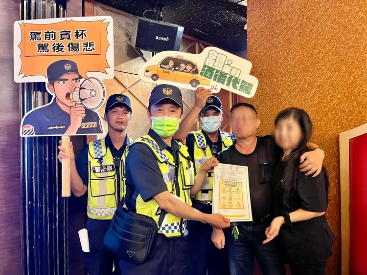 客人肯定警方作為，大方合影。警方提供