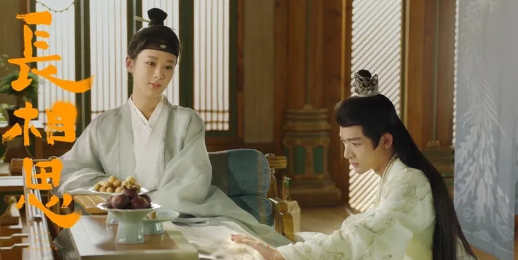 楊紫（左）女扮男裝行醫救起鄧為共譜戀曲。愛爾達提供