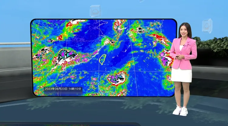 李多慧體驗播報氣象，表現相當穩重。年代提供