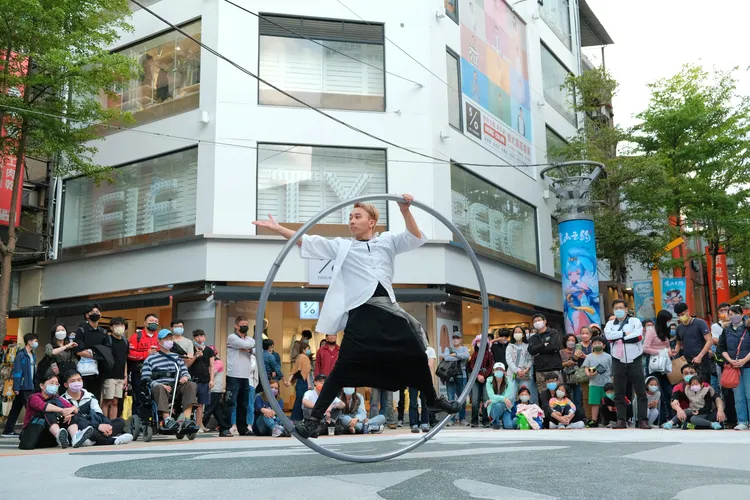 圖為與環共舞。文化局提供