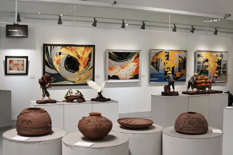 現場展出工藝作品。新竹縣府提供