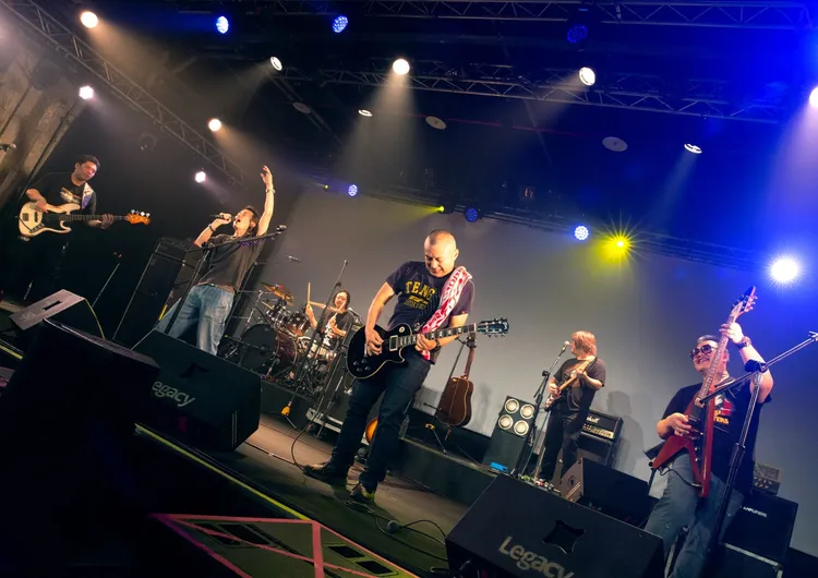 脫拉庫唱到一半，四分衛主唱阿山驚喜同台。Legacy提供