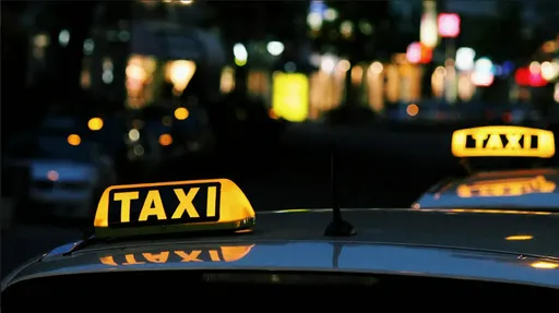 後座男女互摸脫衣燃慾火　掏1千趕司機下車當「行動賓館」