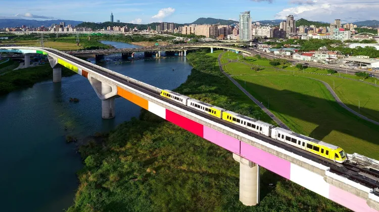 晴空大地位於新北第一環的Y23五華國小站，一線串連至台北科技走廊的「新士林」生活圈。基地散步約5分鐘，即可到達8公里淡水河畔公園。