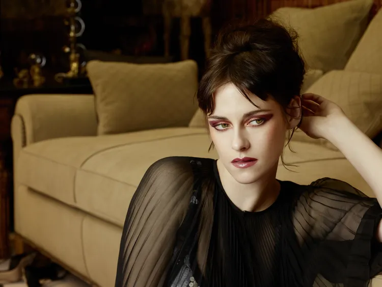 「暮光女」克莉絲汀史都華演繹香奈兒秋季限量彩妝，眼妝相當搶眼。品牌提供