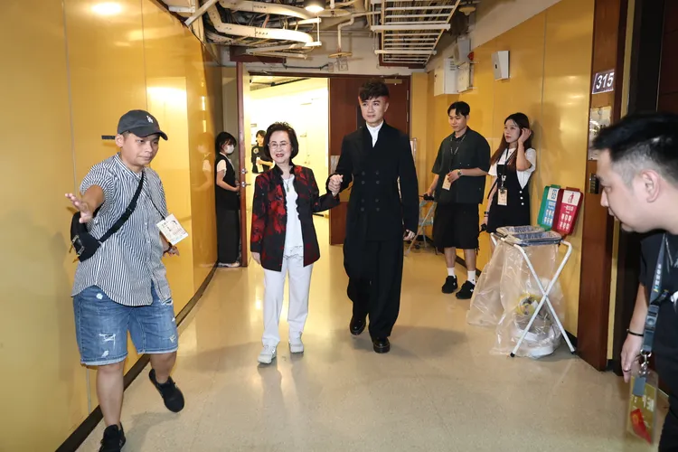 古巨基與瓊瑤緩步進場。彭欣偉攝