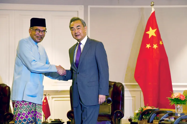 馬來西亞首相安華（左）今天與中國外長王毅會面；明天的6州選舉被視為他執政期中考。美聯社